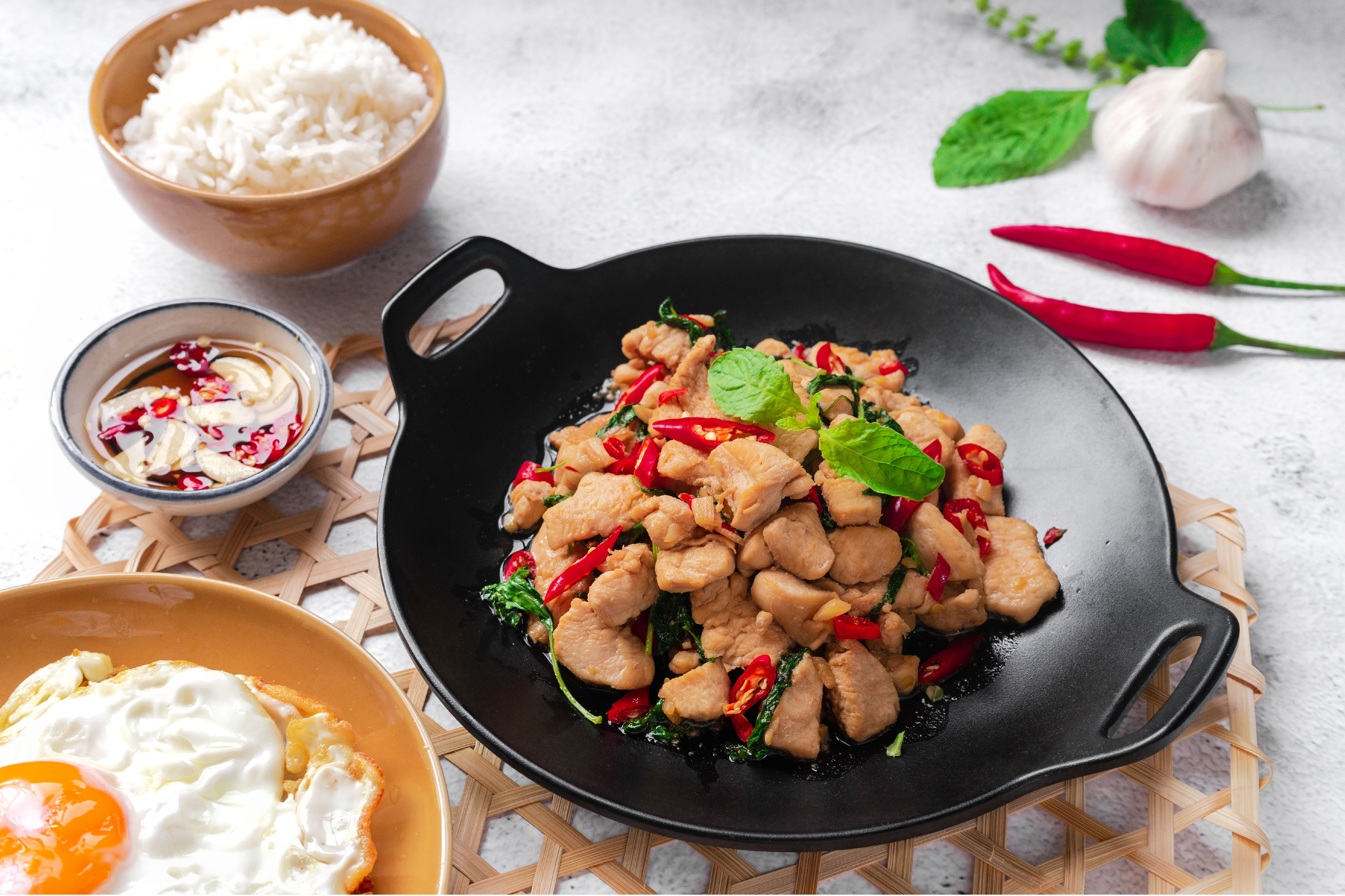 ข้าวผัดกะเพราไก่ไข่ดาว